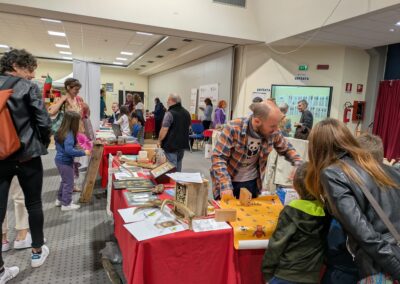 Il banchetto del WWF con le casette per insetti alla fiera Valsugana Sostenibile, maggio 2025