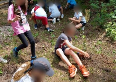 Bambini di due classi piantano i lecci sul Monte Brione, maggio 2023