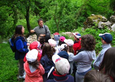 Una classe di scuola primaria durante una visita guidata nell'Oasi