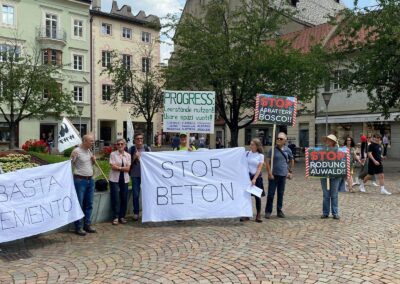 Manifestazione contro il cemento e il consumo di suolo in piazza a Bressanone, giugno 2025