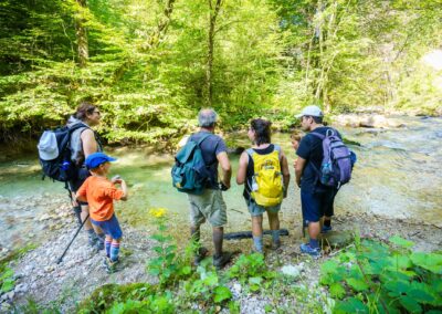 Una famiglia in visita guidata lungo il torrente dello Sporeggio