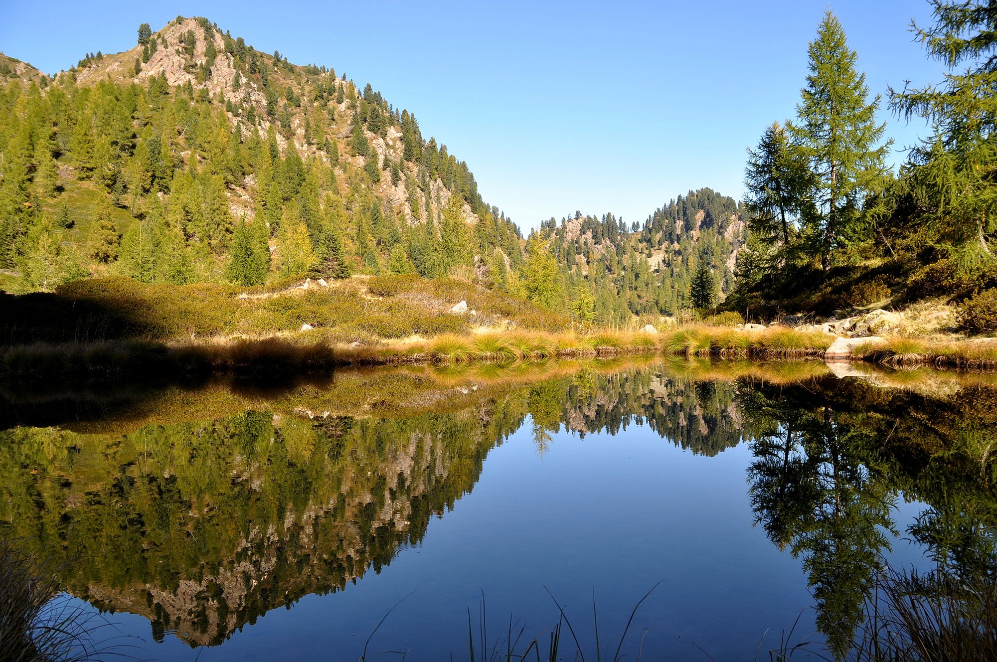 Riflessi su un lago della Valtrigona. Foto Walter Tomio