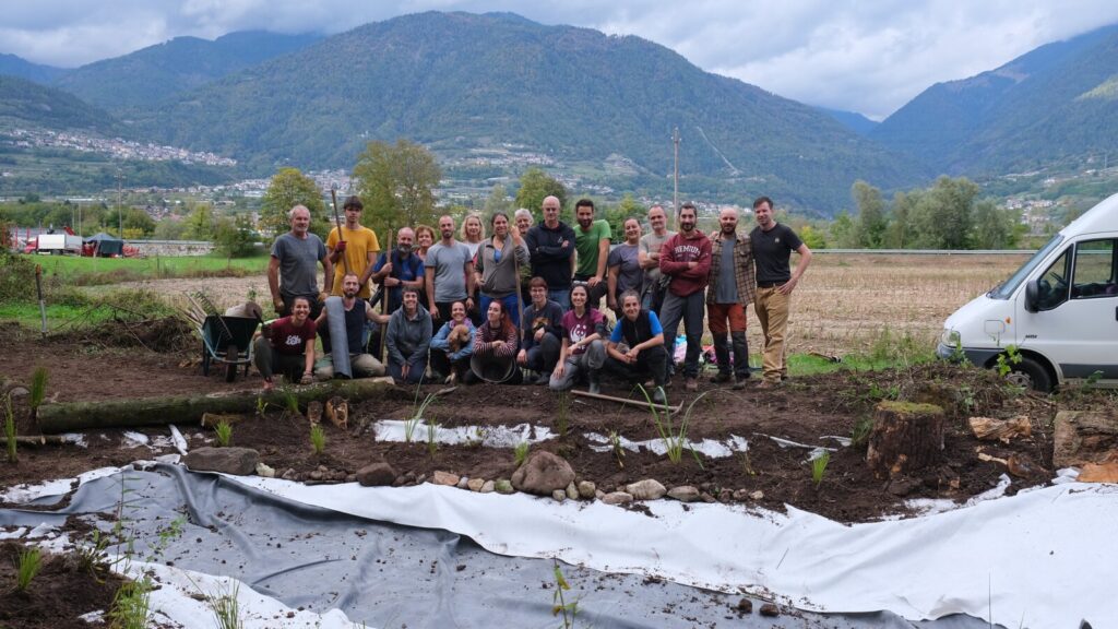 I volontari che hanno realizzato lo stagno di Castelnuovo, ottobre 2026