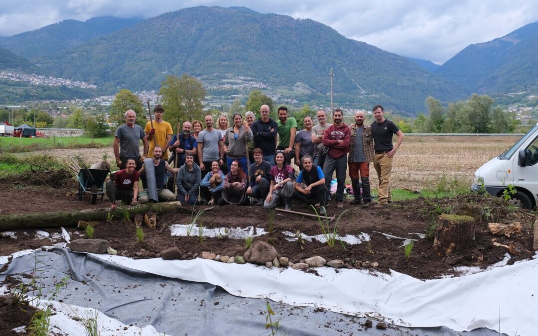 I volontari davanti allo stagno appena completato a Castelnuovo, 11 ottobre 2026