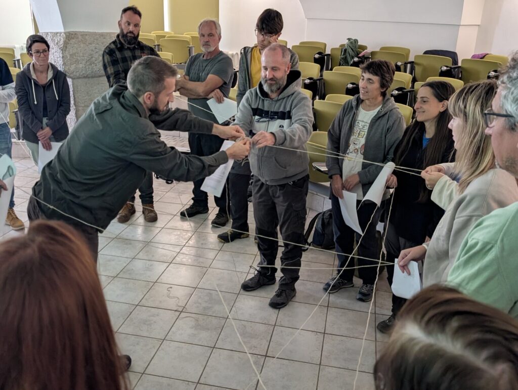Attività in aula sulla rete delle relazioni ecologiche di uno stagno